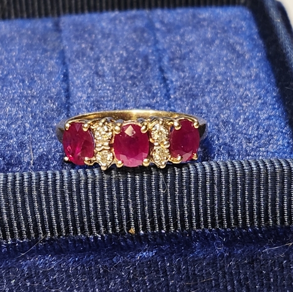 Beautiful 14 kt  Ruby and Diamond Ring - Picture 4 of 16